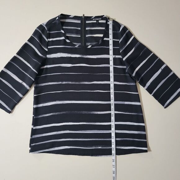 Express Women's Black White Round Neck Striped Top - Picture 8 of 14